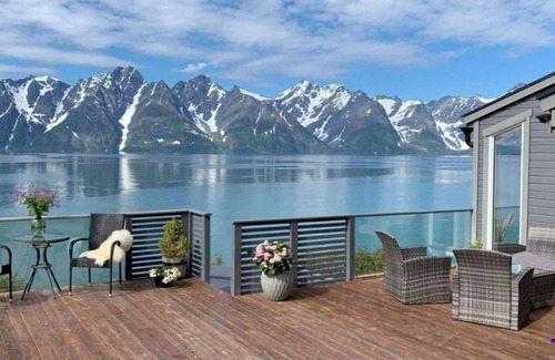 Lyngen Cabaña | Lyngen Panorama, outstanding 3-bedroom cottage in delightful Troms whid Dome