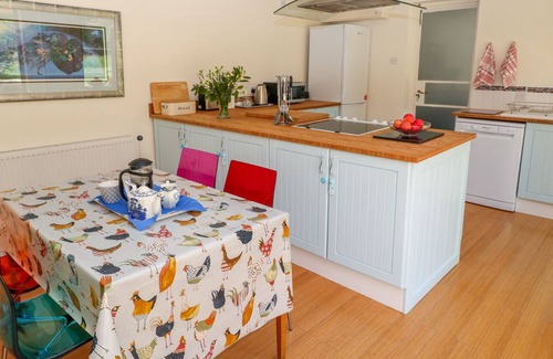 Fivelanes Cabaña | LYNHAYS, ideal para familias, con chimenea en Launceston, Ref 1011203