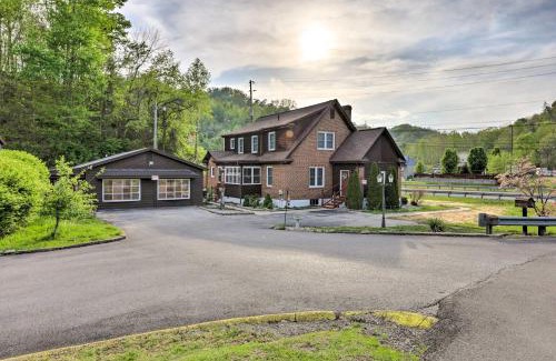 East Point Apartamento | Lynn Dog-Friendly Abode with Mountain Views!