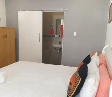 Parow North Casa | Lyronne Guest house, Shuttle and Tours