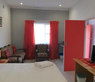 Parow North Casa | Lyronne Guest house, Shuttle and Tours