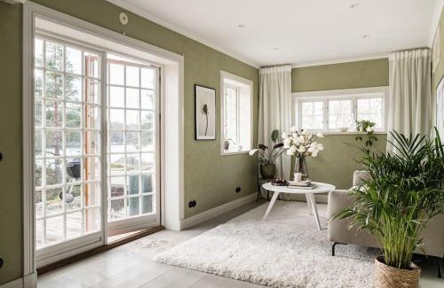Saltsjo Boo Villa | Lyxigt hus i Stockholm med bastu och sjöutsikt