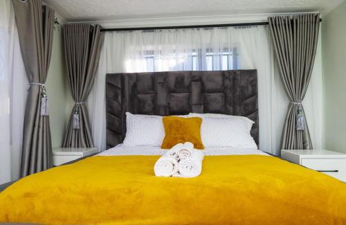 Ruwa Casa | M&M SIGNATURE GUEST HOUSE 5 BEDDED SLEEPS 8 in RUWA HARARE LUXURIOUS AMENITIES DECO AND MORDEN GAZEBO SOLAR GAS GEYSER WIFI BOREHOLE DURAWALLED GATED SECURITY CAR PARK STAFF LAUNDRY CATERING PURE COMFORT 25MINS FROM CBD &AIRPORT