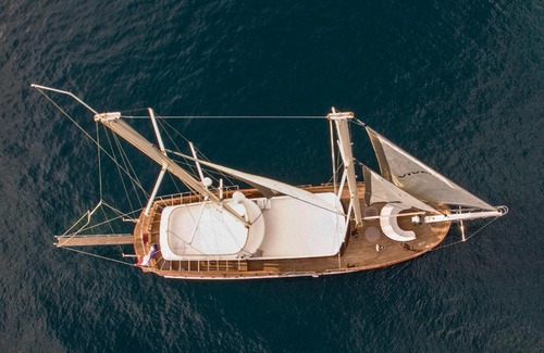 Zaton Alquiler De Eote | M/Y VIVERE