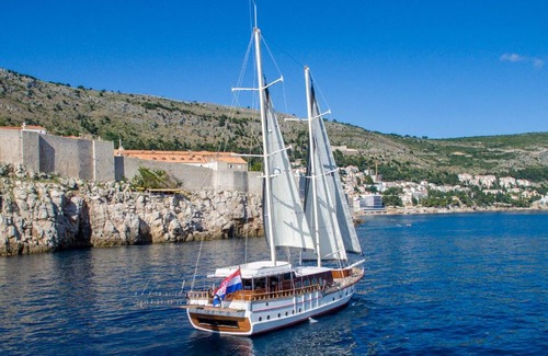 Zaton Alquiler De Eote | M/Y VIVERE