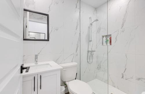 Mile End Apartamento | M11 Upscale Spacious 1BR wKingBed AC in Heart of PlateauMile-End