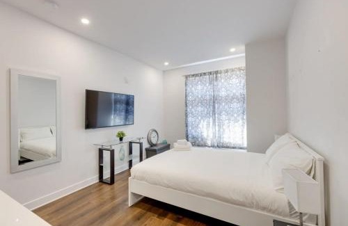 Mile End Apartamento | M11 Upscale Studio wQueen Bed AC Prime Location