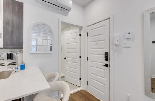 Mile End Apartamento | M11 Upscale Studio wQueen Bed AC Prime Location