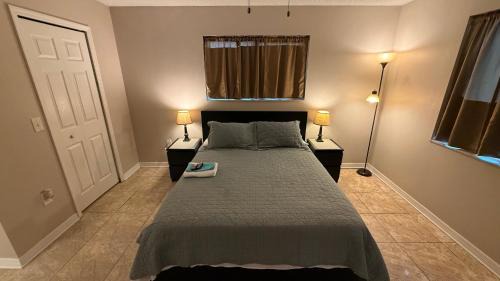 Englewood Park Casa | M13 Large Master Room with Private Bathroom & Smart TV