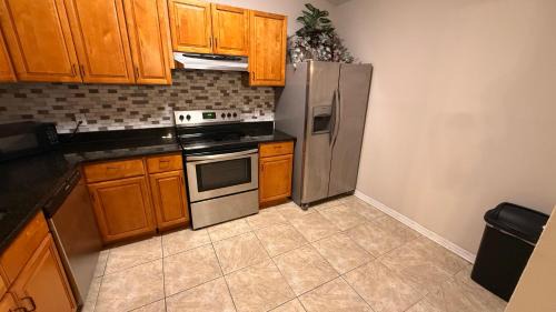 Englewood Park Casa | M13 Large Master Room with Private Bathroom & Smart TV