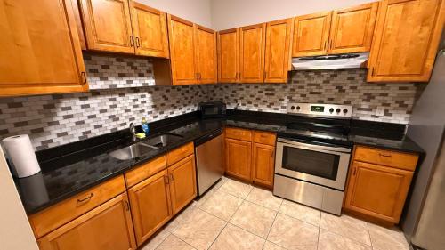 Englewood Park Casa | M13 Large Master Room with Private Bathroom & Smart TV