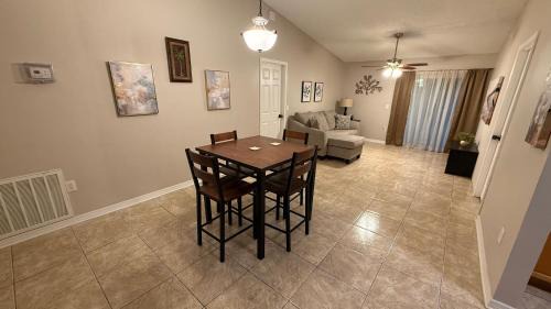 Englewood Park Casa | M13 Large Master Room with Private Bathroom & Smart TV