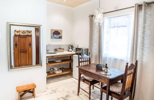Robertson Casa | Mabet & Gabriella Guest Rooms