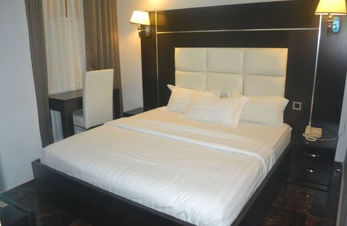 Surulere Hotel | Mac Dove Lounge & Suites ltd