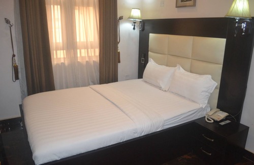 Surulere Hotel | Mac Dove Lounge & Suites ltd