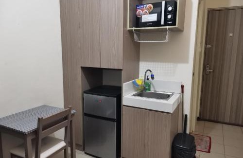 Highway Hills Hotel | Mack's Awesome Place 24 with Netflix and FastUnliwifi