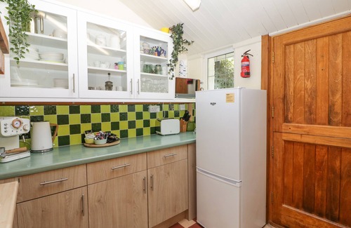 Budleigh Salterton Cabaña | MACKEREL COTTAGE, pet friendly, with a garden in Budleigh Salterton