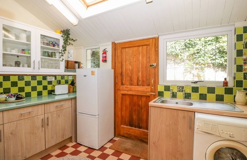 Budleigh Salterton Cabaña | MACKEREL COTTAGE, pet friendly, with a garden in Budleigh Salterton