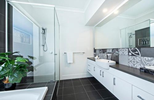 Dubbo Casa | Macquarie Entertainer - Pool Retreat, Pet Friendly