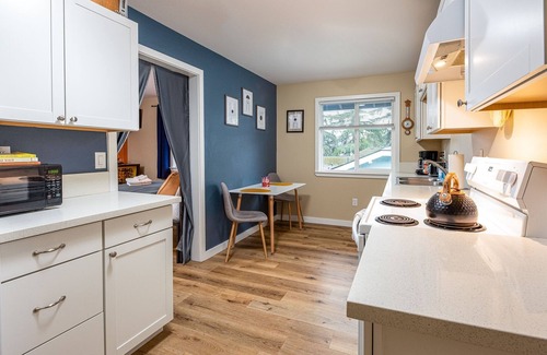 Southeast Salem Apartamento | Mad Men Retro Style w/ Record Player