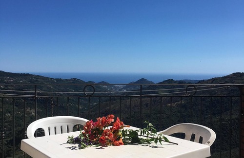 Perinaldo Apartamento | Apartamento en el Borgo delle Stelle. Amplia terraza con una vista maravillosa!