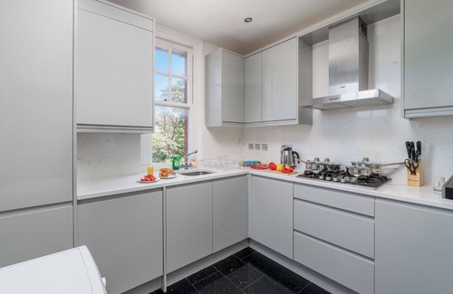 Hale Apartamento | Madika Homes - Mill Hill Luxe Apartment