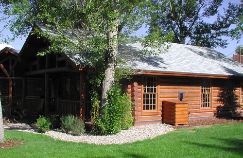 Ennis Cabina | Madison: acogedora cabaña de madera en el valle del río Madison con piscina compartida al aire libre