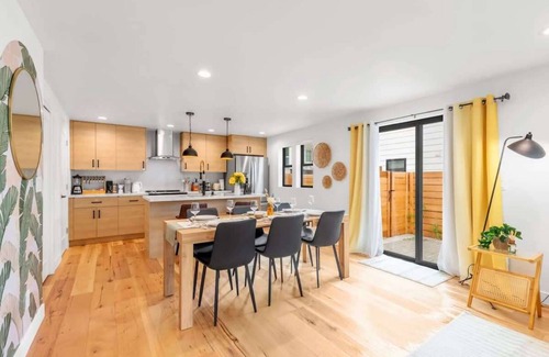 Mann Casa | Madison Valley New Built 2B-2,5B Luxe Retreat