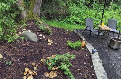 Sequim Alquiler De RV | Madrona Glamping Tent with heater and fridge.