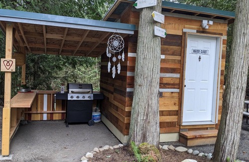 Sequim Alquiler De RV | Madrona Glamping Tent with heater and fridge.