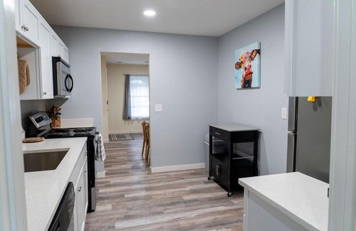 North Charleston Casa | Madrona's Cottage B- Fully fenced and pet friendly