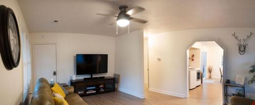 North Charleston Casa | Madrona's Guesthouse- Convenient location, pet friendly