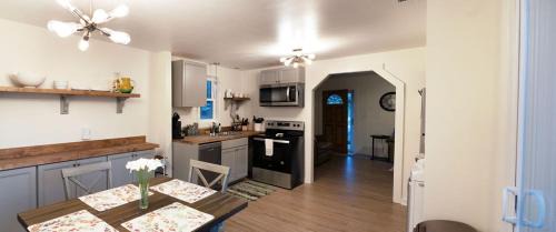 North Charleston Casa | Madrona's Guesthouse- Convenient location, pet friendly