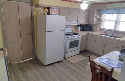 Chincoteague Cabaña | Mae's Landing - Comfortable 2BR close to Memorial Park, NO LINENS PROVIDED