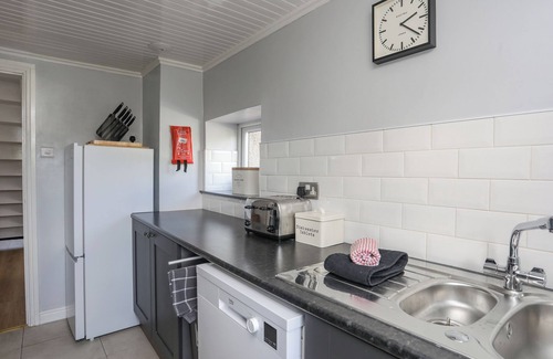 Nefyn Casa | MAES Y FFYNNON, pet friendly, country holiday cottage in Nefyn