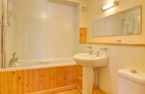 Ganllwyd Casa | Una conversión de granero espaciosa, en varios niveles y vigas de retianing y otras características interesantes, en