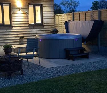 Llanon Otro | MAESLLAN CABINS 'Hud Y Machlud'