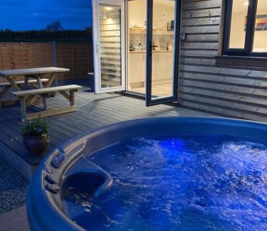 Llanon Otro | MAESLLAN CABINS 'Hud Y Machlud'