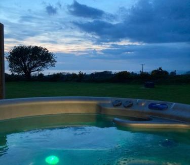 Llanon Otro | MAESLLAN CABINS 'Hud Y Machlud'