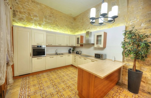 Valletta Chalet De Esquí | Magestic palazzo, jacuzzi on roof terrace GOVAL-3