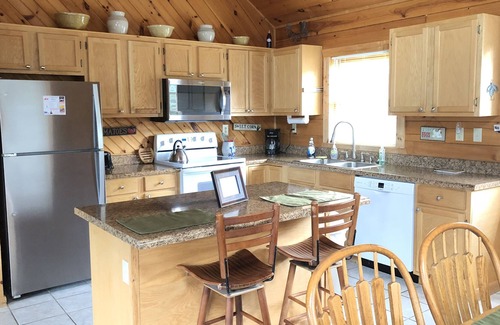 Valley Creek Run Cabina | MAGGIE FAVORITE 3/3 FAMILY LOG CABIN con GRANDES VISTAS, SALA DE JUEGOS GRANDES Y TINA CALIENTE