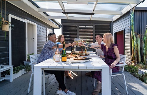 Cessnock Cabaña | Maggie’s the Little Black Cottage - In the Heart of the Hunter Valley