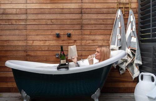 Cessnock Casa | Maggies The Little Black Cottage - Hunter Valley