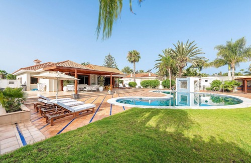 Campo Internacional Maspalomas Chalet De Esquí | Magic house piscina privada, sauna y juegos