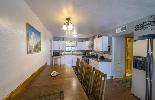 Yosemite Forks Casa | Parkside, A / C, Netflix, ¡Sin gastos de limpieza! ¡Experimenta la Magia de Yosemite! Escape mágico es un lo ...