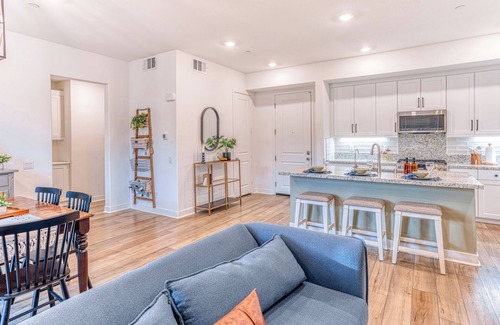 Stevenson Ranch Condominio | Magic Mountain 3-bedroom condo with WiFi, in delightful Valencia
