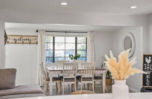 Newhall Casa | Magic Mountain 4 Bedroom 3 Bath Escape Modern Home