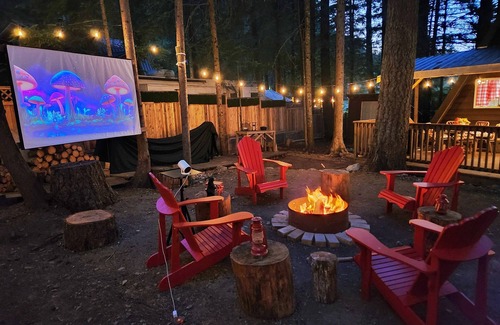 Sunshine Valley Cabina | Magic Mushroom A-Frame Cabin with wood-burning hottub