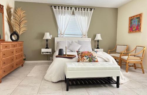South Venice Casa | Magic Secluded Suite-Pool-Sauna plus Lake View Venice Florida