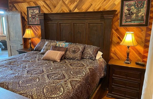 Paukaa Cama Y Desayuno | Magic Skies Hawaiian Kingdom Hula Room